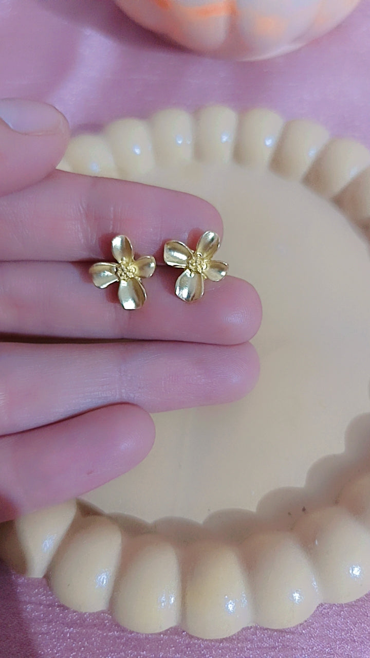 gold flower stud earrings